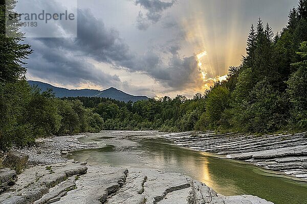 Taugl oder Tauglbach  Sonne bricht durch Wolkendecke  Naturschutzgebiet Tauglgries  Tennengau  Salzburg  Österreich  Europa