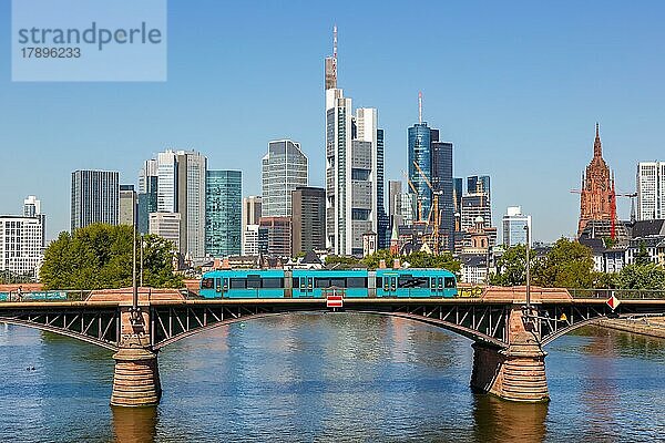 Skyline mit Fluss Main und Stadtbahn auf Ignatz Bubis Brücke Reise reisen in Frankfurt  Deutschland  Europa