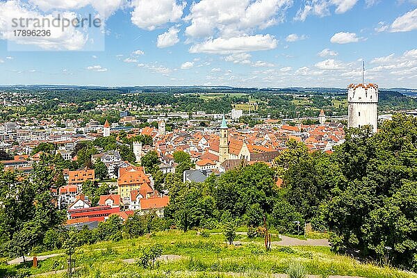 Blick auf Stadt von oben mit Mehlsack Turm und Altstadt in Ravensburg  Deutschland  Europa