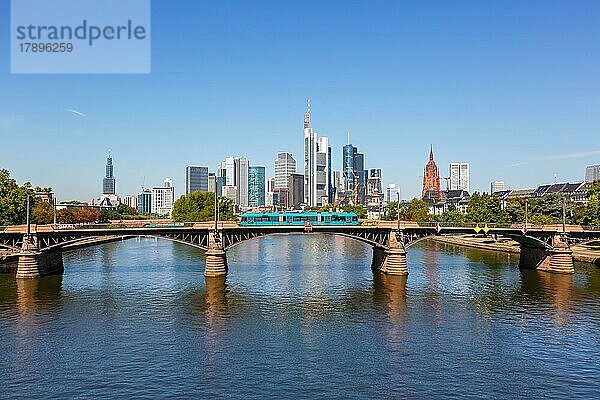 Skyline mit Fluss Main und Stadtbahn auf Ignatz Bubis Brücke Reise reisen in Frankfurt  Deutschland  Europa