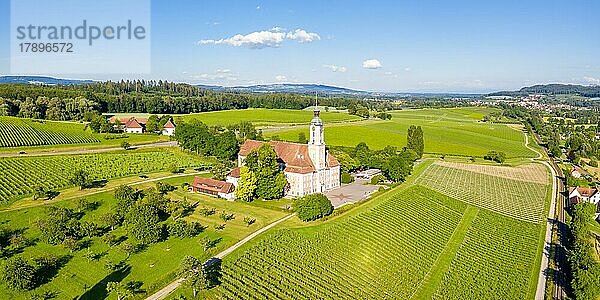Zisterzienser Kloster am Bodensee barocke Wallfahrtskirche Kirche Panorama Luftbild in Birnau  Deutschland  Europa