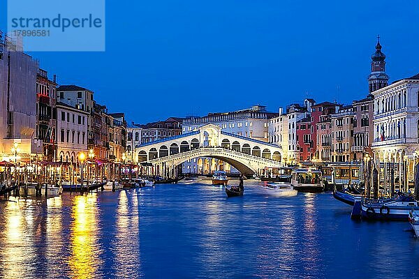 Rialto Brücke Rialtobrücke über Kanal Canal Grande mit Gondel Urlaub Reise reisen Stadt bei Nacht in Venedig  Italien  Europa