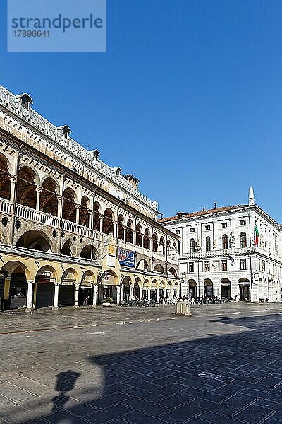 Padua Palazzo della Ragione an der Piazza delle Erbe Platz Reise reisen Stadt in Padova  Italien  Europa