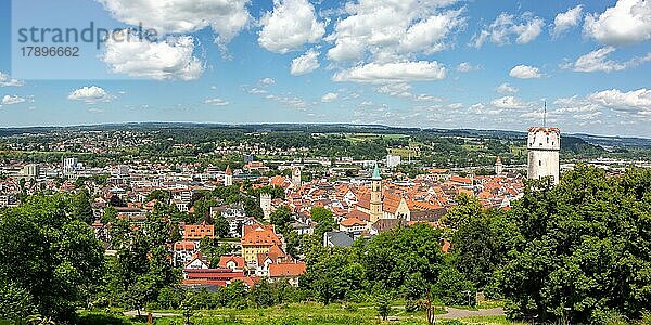 Blick auf Stadt von oben mit Mehlsack Turm und Altstadt Panorama in Ravensburg  Deutschland  Europa
