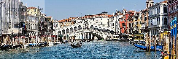 Rialto Brücke Rialtobrücke über Kanal Canal Grande mit Gondel Urlaub Reise reisen Stadt Panorama in Venedig  Italien  Europa