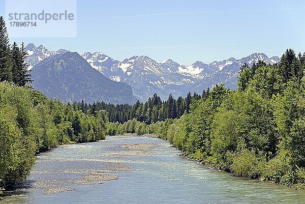 Ausblick über die Iller auf die Allgäuer Berge  vorne der Himmelschrofen 1776 m  Fischen  Allgäuer Alpen  Allgäu  Bayern  Deutschland  Europa