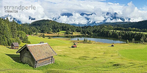 Geroldsee  dahinter das wolkenverhangene Karwendelgebirge  Werdenfelser Land  Oberbayern  Bayern  Deutschland  Europa