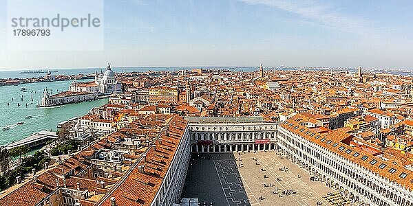 Markusplatz Piazza San Marco von oben Übersicht Urlaub Reise reisen Stadt Panorama in Venedig  Italien  Europa