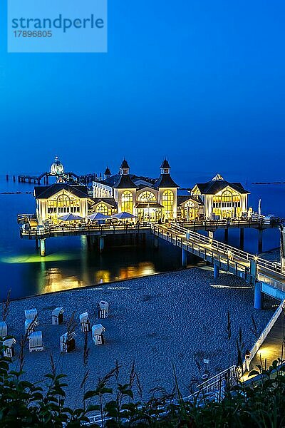 Seebrücke im Ostseebad Sellin auf der Insel Rügen an der Ostsee bei Nacht in Sellin  Deutschland  Europa