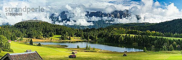 Geroldsee  dahinter das wolkenverhangene Karwendelgebirge  Werdenfelser Land  Oberbayern  Bayern  Deutschland  Europa