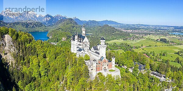 Schloss Neuschwanstein Luftbild mit Alpen Landschaft Reise reisen Panorama Bayern in Füssen  Deutschland  Europa