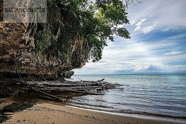 Nach einem Sturm am Strand von Badung Badung in Bali  Indonesien  Asien