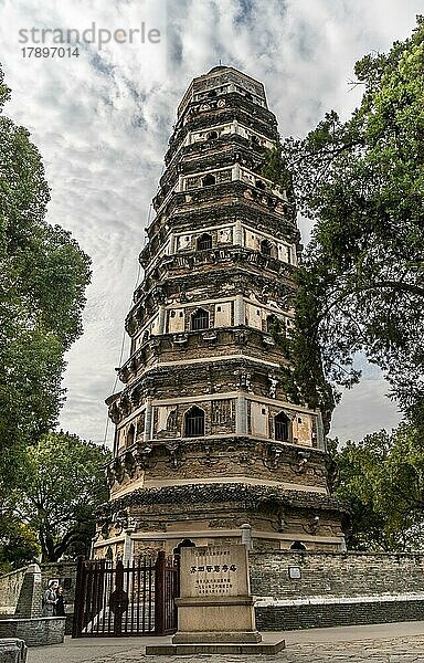 Schiefe Pagode in den Tiger Hill Gardens in China