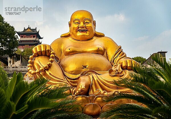 Lachender Buddha in einem Tempel in China