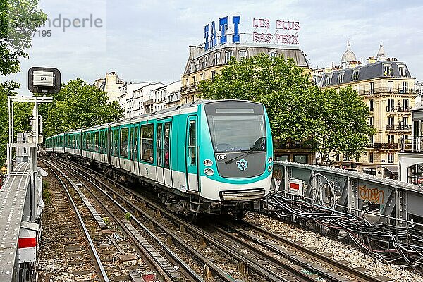 Metro Paris an der Haltestelle Station Barbès?Rochechouart in Paris  Frankreich  Europa