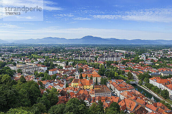 Slowenien  Ljubljana  Blick auf die Altstadt mit Hügeln im Hintergrund