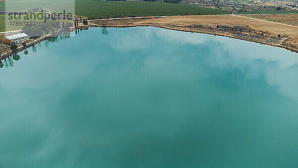 Ruhiger türkisfarbener See von oben gesehen