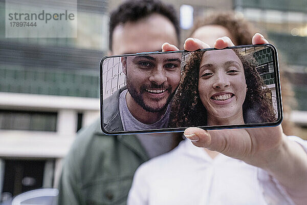 Lächelnde Freunde machen Selfie mit dem Smartphone