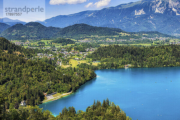 Slowenien  Oberkrain  Blick auf den Bleder See und die nahegelegene Stadt im Sommer