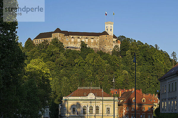 Slowenien  Ljubljana  Schloss von Ljubljana mit Blick auf das Gebäude der Slowenischen Philharmonie