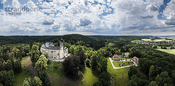 Deutschland  Bayern  Coburg  Helikopterpanorama der Wolken über der Burg Callenberg und der umliegenden Landschaft