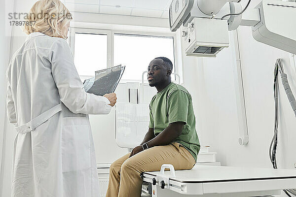 Arzt untersucht Röntgenbild eines Patienten in der Klinik