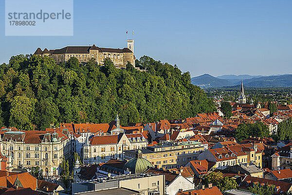Slowenien  Ljubljana  Burg von Ljubljana mit Blick auf die Altstadt