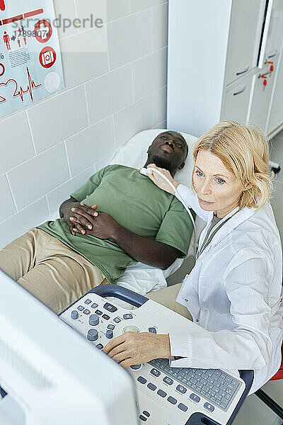 Arzt führt Schilddrüsenultraschall des Patienten in der Klinik durch