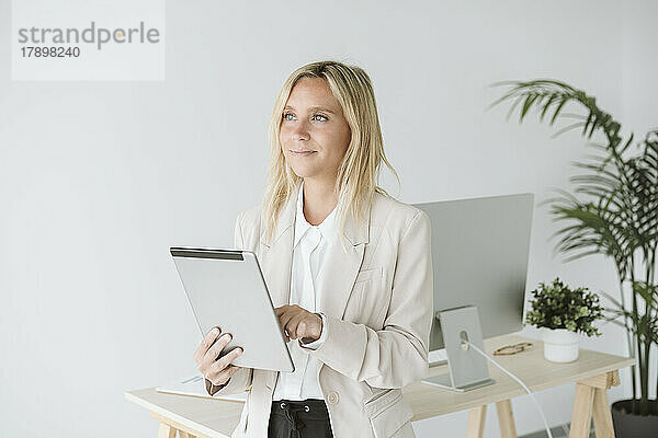 Geschäftsfrau nutzt Tablet-PC im Büro
