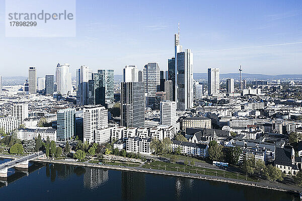 Deutschland  Hessen  Frankfurt  Luftaufnahme der Wolkenkratzer in der Innenstadt