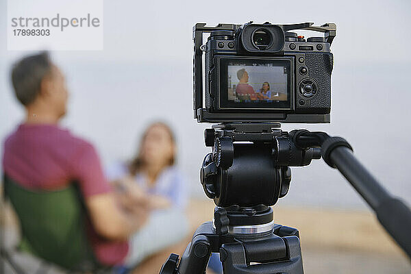 Kamera nimmt Video von Vater und Tochter am Strand auf
