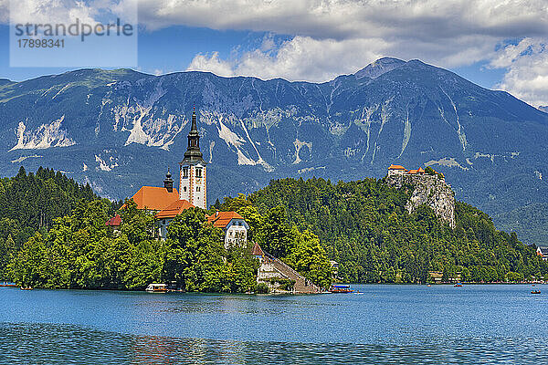Slowenien  Oberkrain  Kirche  malerischer Blick auf die Kirche auf der Insel Bled mit den Julischen Alpen im Hintergrund