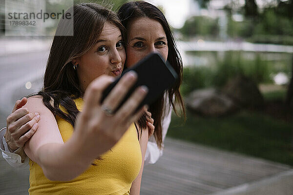 Frauen machen Selfie mit Mobiltelefon im Park