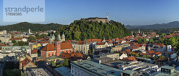 Slowenien  Ljubljana  Panoramablick auf die Burg von Ljubljana mit Blick auf die Altstadt