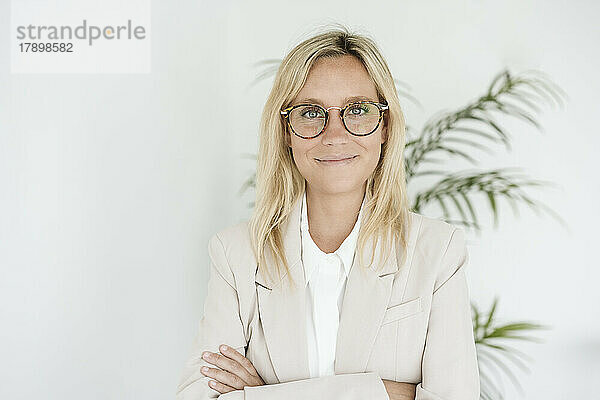 Portrait of confident businesswoman wearing glasses
