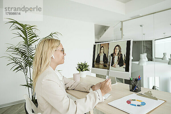 Geschäftsfrau führt einen Videoanruf am Schreibtisch im Büro