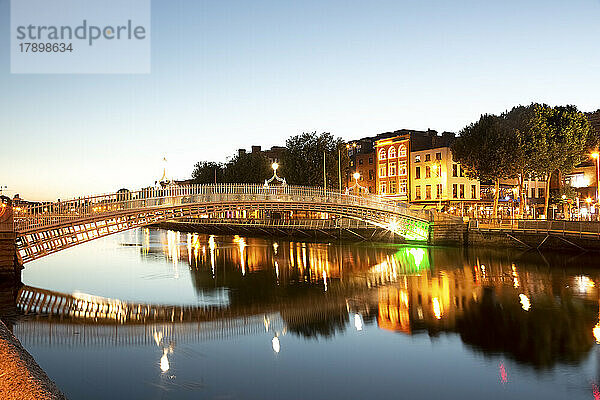 Irland  Leinster  Dublin  Fluss Liffey und Hapenny Bridge in der Abenddämmerung