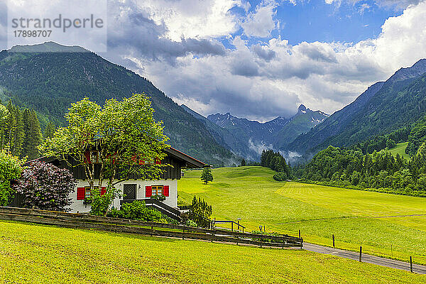 Deutschland  Bayern  Oberstdorf  Rustikales Haus im Illertal