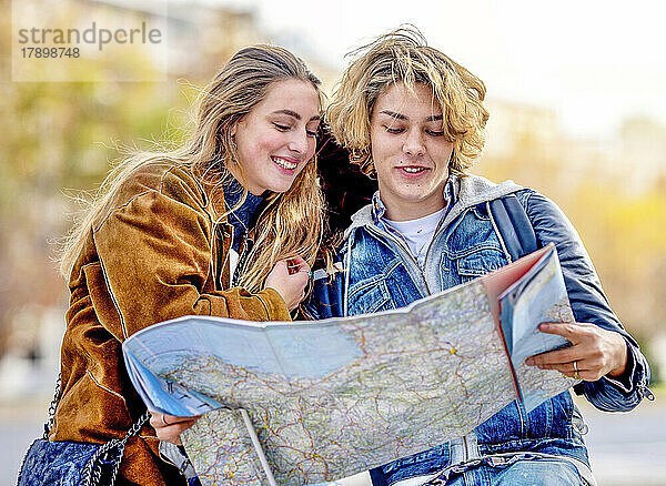 Junge Touristen schauen im Urlaub auf die Karte