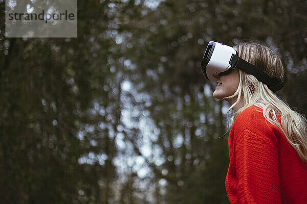 Frau mit VR-Brille im Wald