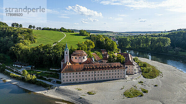 Deutschland  Bayern  Kelheim  Luftaufnahme des Klosters Weltenburg im Sommer