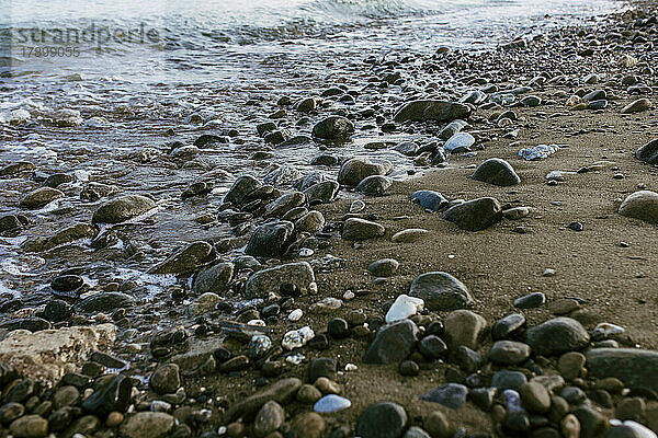 Strand mit Kieselsteinen und Steinen
