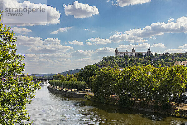 Deutschland  Bayern  Würzburg  Wolken über dem Main mit der Festung Marienberg im Hintergrund