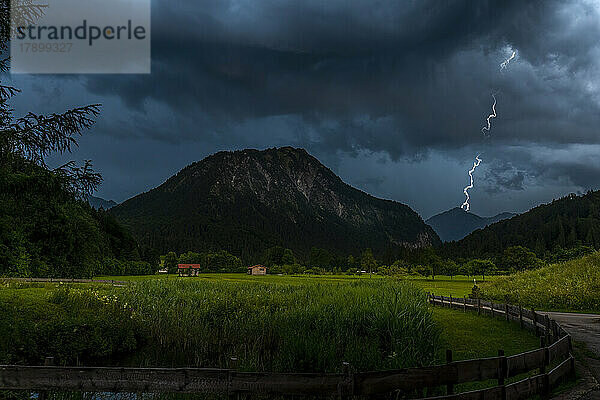 Deutschland  Bayern  Oberstdorf  Gewitter über dem Stillachtal in der Abenddämmerung