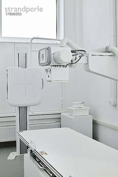 Modernes Röntgengerät in leerer Klinik