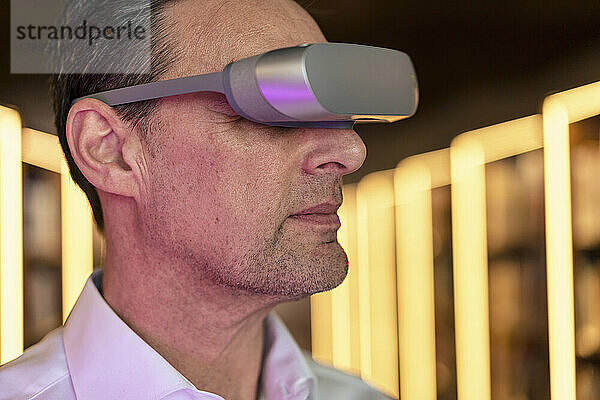 Reifer Geschäftsmann mit Virtual-Reality-Headset