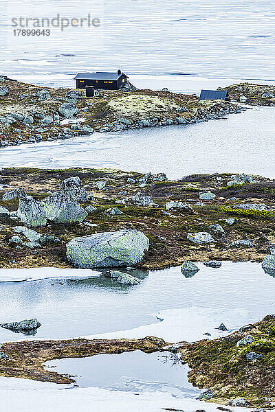 Norwegen  Viken  Torpo  abgelegene Hütte an der Küste des Hardangervidda-Plateaus