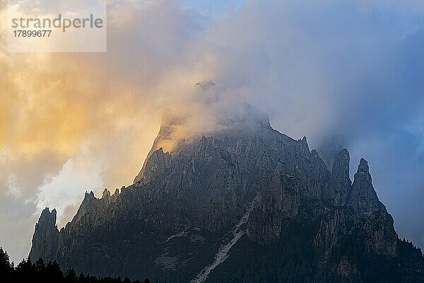Italien  Trentino-Südtirol  Wolken verhüllen den Gipfel der Pale di San Martino-Bergkette
