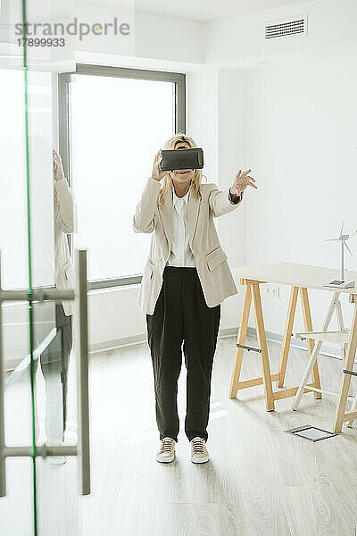 Geschäftsfrau trägt VR-Brille im modernen Büro