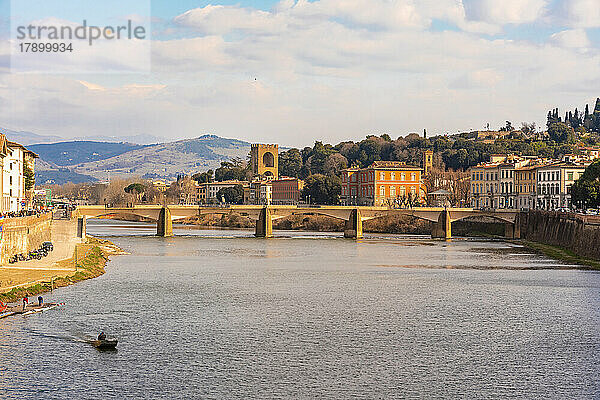 Italien  Toskana  Florenz  Fluss Arno und Brücke der Heiligen Dreifaltigkeit in der Abenddämmerung